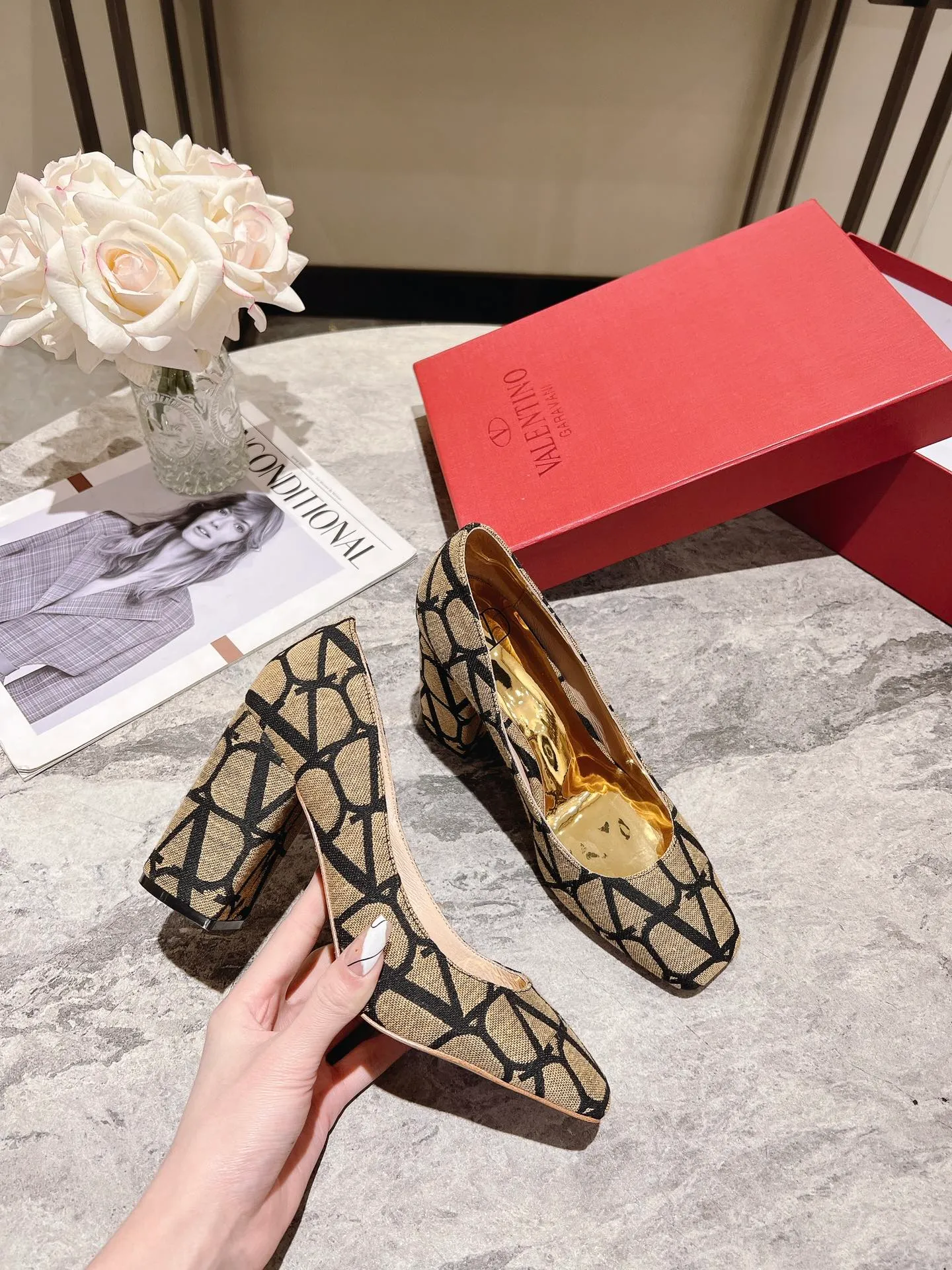 👟👟Ex-factory price 440👟👟 Genuine leather sole +40 Top version 𝑉𝐴𝐿𝐸𝑁𝑇𝐼𝑁𝑂 Valentino new spring and summer women's 5⃣️ color spring shoes. The unique [V logo fabric print pattern] brings out a full sense of high-end, and the new season will live up to expectations! Worth buying★Absolutely high-grade❥Original method, Absolutely sensual❥Elegant style, creating a different feeling, simple and elegant style!  Code number: 35-41 (34-42 customized) Fabric: Fabric printed cloth Lining: Sheepskin lining Heel height: 6cm～8.5cm2⃣️ options Leather outsole Rubber outsole
